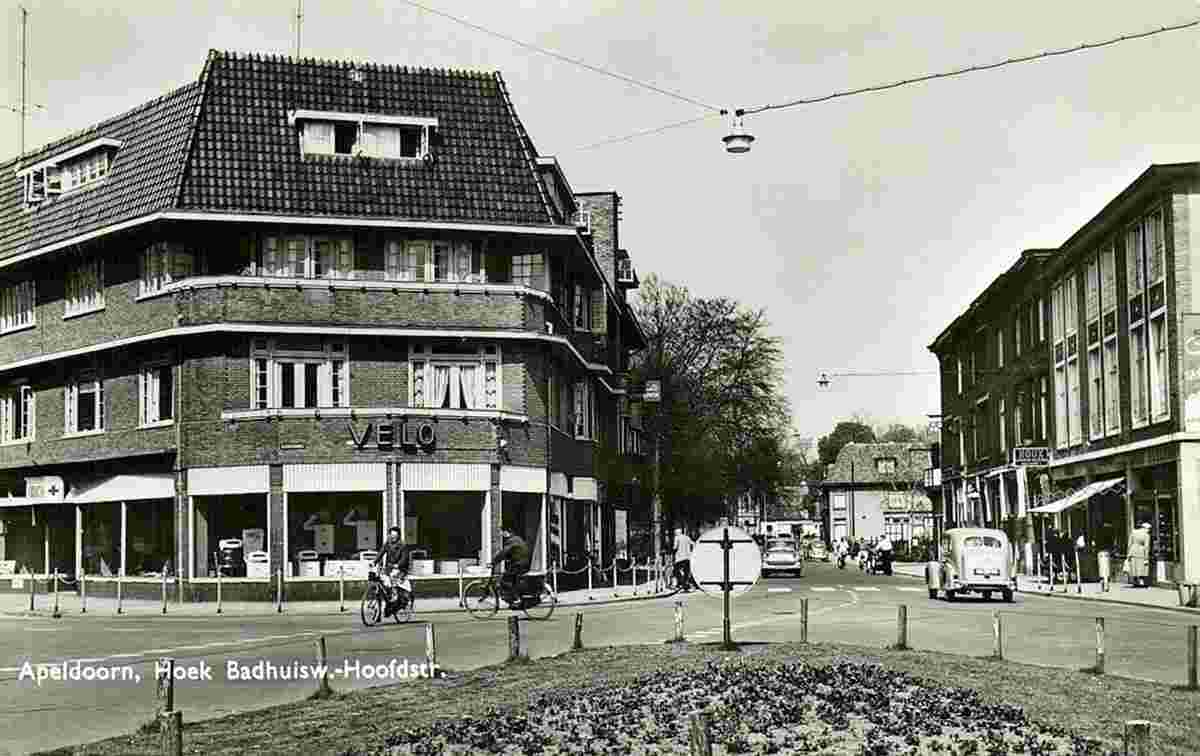Apeldoorn. Hoek Badhuisweg - Hoofdstraat, 1960s