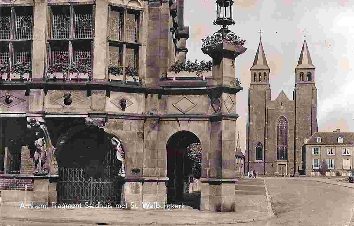 Arnhem. Stadhuis met Sint Walburgiskerk, 1949