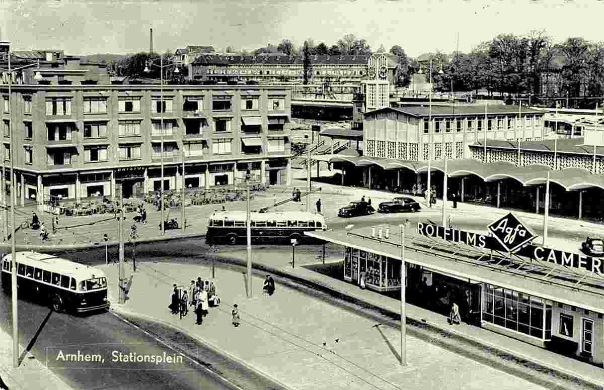 Arnhem. Stationsplein
