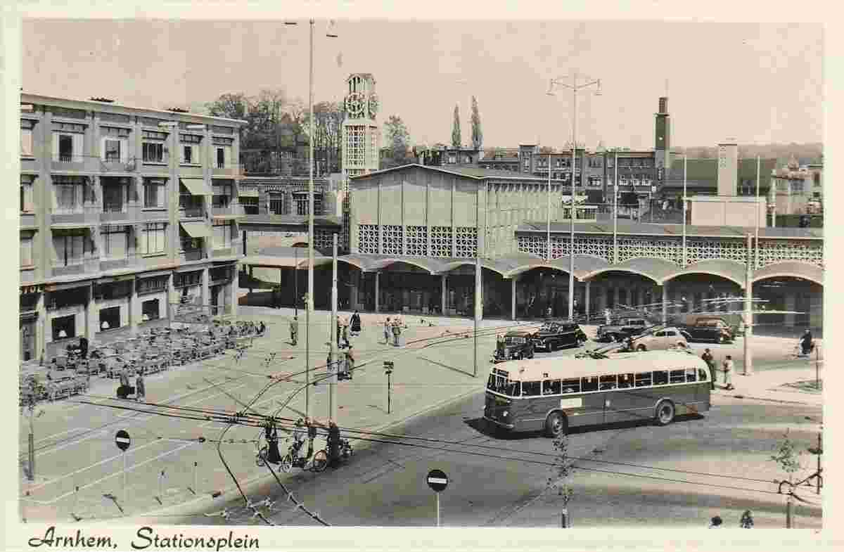Arnhem. Stationsplein, trolleybus, 1957